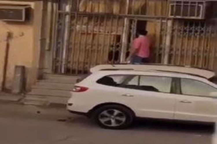 شاهد: مقيم مصري يوثق مشهد صادم .. حلاق يستقبل زبائنه خلسة في الرياض