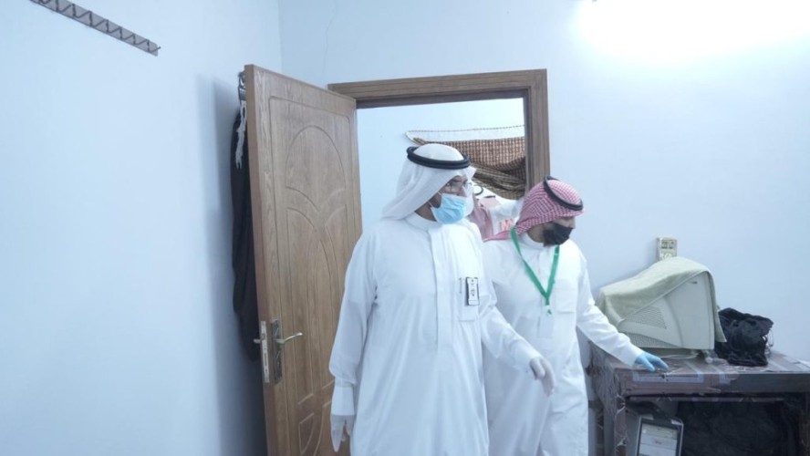 رئيس بلدية محافظة تربة يقف على تجهيزات سكن عمال البلدية