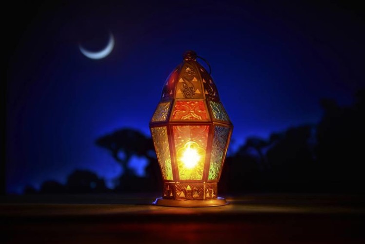 المواصفات: إتاحة إمكانية ضبط التوقيت وفق أدق الساعات الذرية لمعرفة أوقات الصلوات والإفطار في رمضان