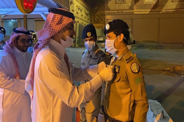 بحضور “بن حصين” التنمية الأهلية بالحبيل تهدي أبطال الصحة والشرطة أوسمة “أبطال كوفيد 19”