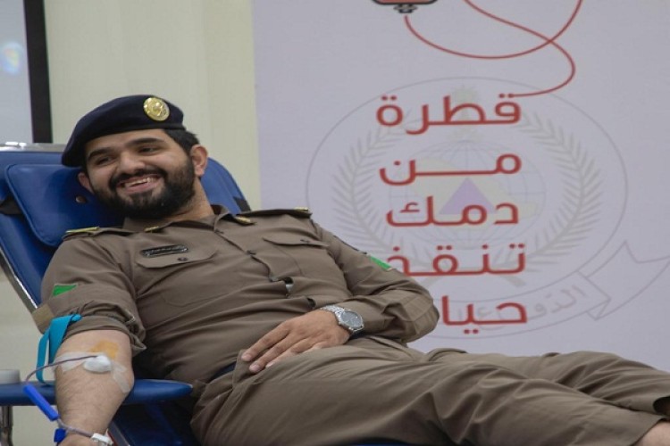 مدير الدفاع المدني بالقصيم يدشن حملة التبرع بالدم لمنسوبيه
