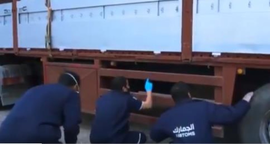 “الجمارك” تحبط تهريب نحو نصف مليون حبة كبتاجون في منفذ الحديثة – فيديو