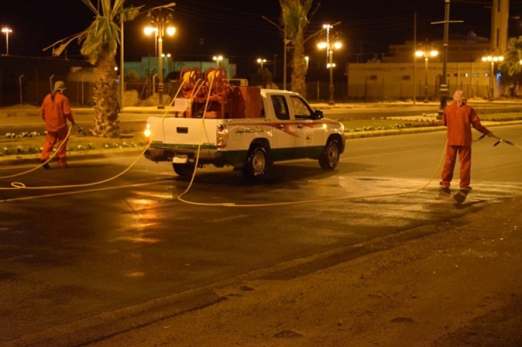 بالصور .. ” بلدية تيماء ” تواصل تكثيف أعمالها في تطهير وتعقيم الأحياء والشوارع العامة