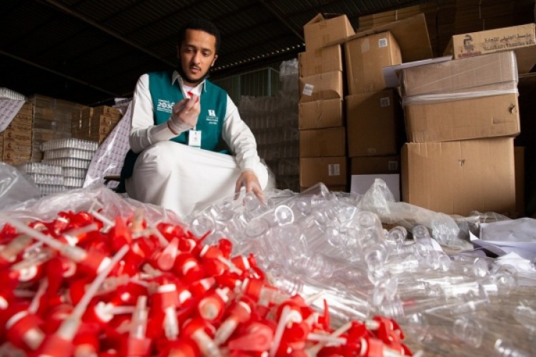 “التجارة”: عمليات بحث وتحري تقود للوصول إلى مستودع مخالف يقوم بتصنيع المعقمات بمواد مجهولة وبطريقة مخالفة