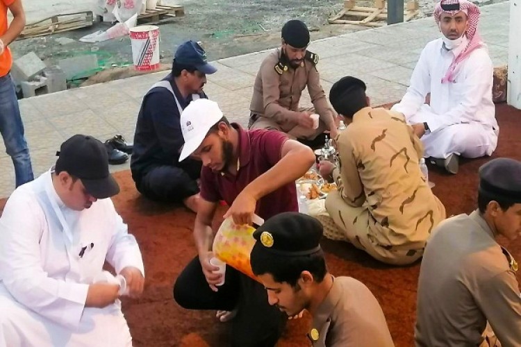 “بن حصين” يشارك أبطال الصحة والأمن طعام الإفطار بنقطة الفرز الصحي بالحبيل