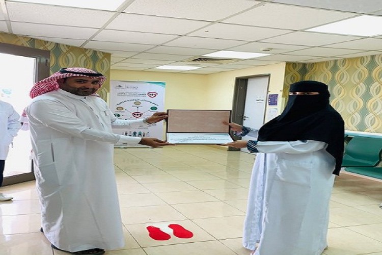 مدير القطاع الصحي الجنوبي يكرم صحي الخارش