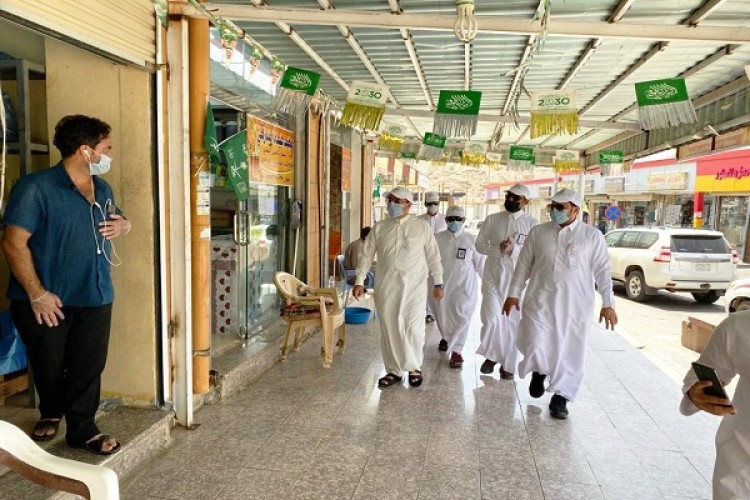 في إطار جولاته المستمرة .. أمين منطقة عسير يتفقد محافظة محايل