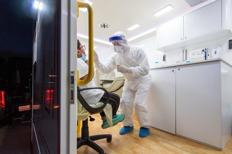 شاهد: فرق صحية تواصل أعمال سحب العينات لحالات الاشتباه المصابة بفيروس كورونا في أحياء المدينة