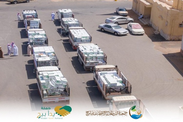 استمراراً للعطاء .. بر أملج تسير قافلة للمراكز في مبادرة “يداً بيد”