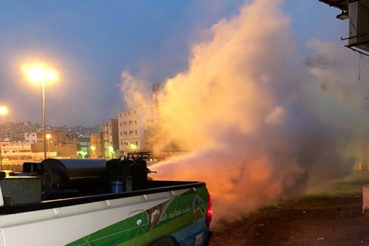 أمانة مكة تواصل تطهير وتعقيم الشوارع والميادين داخل الأحياء المعزولة صحياً