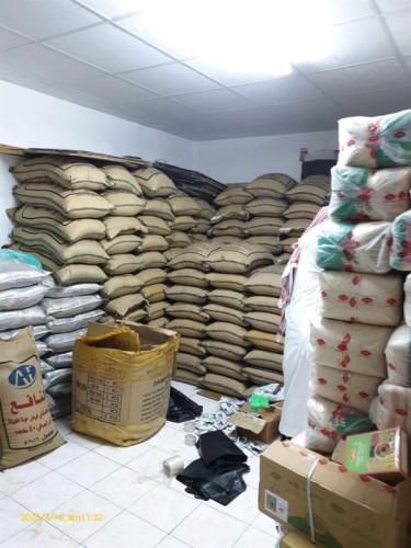 بالصور..ضبط عمالة تكدّس كميات كبيرة من الأرز والتنباك بمقر سكنها في خميس مشيط