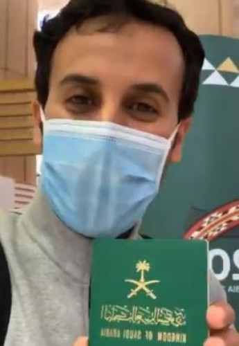 شاهد.. مواطن عائد من أمريكا يوثق خطوات إجلائهم من مطار نيويورك حتى وصولهم إلى “فندق العزل” بالرياض