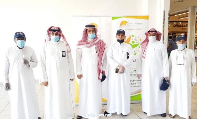 (209) متطوع يشاركون بر جدة توعية المتاجر الكبرى بقواعد السلامة