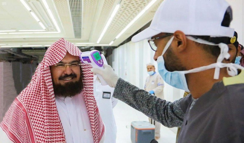 شاهد.. “السديس” والأئمة والمؤذنون ورجال الأمن يطبقون الإجراءات الطبية أثناء دخولهم المسجد الحرام