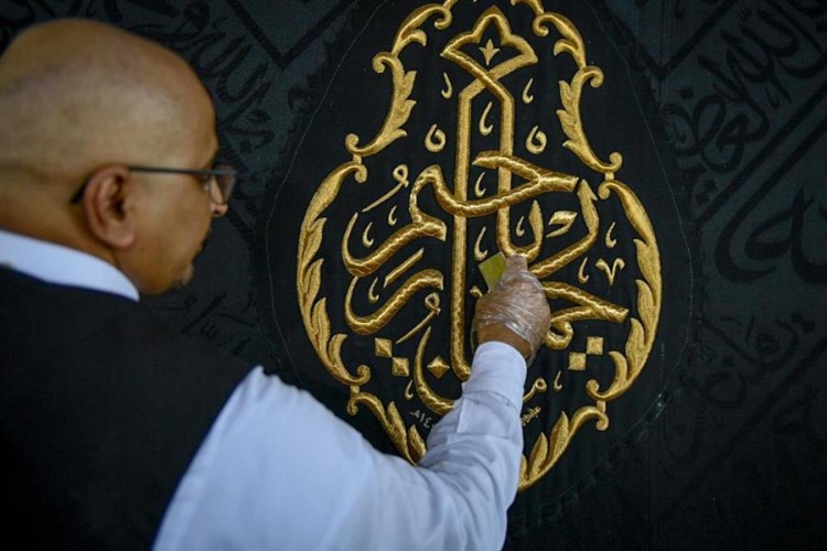 شاهد.. تنظيف وتعقيم كسوة الكعبة المشرّفة وسطحها للحفاظ على رونقها مع اقتراب رمضان
