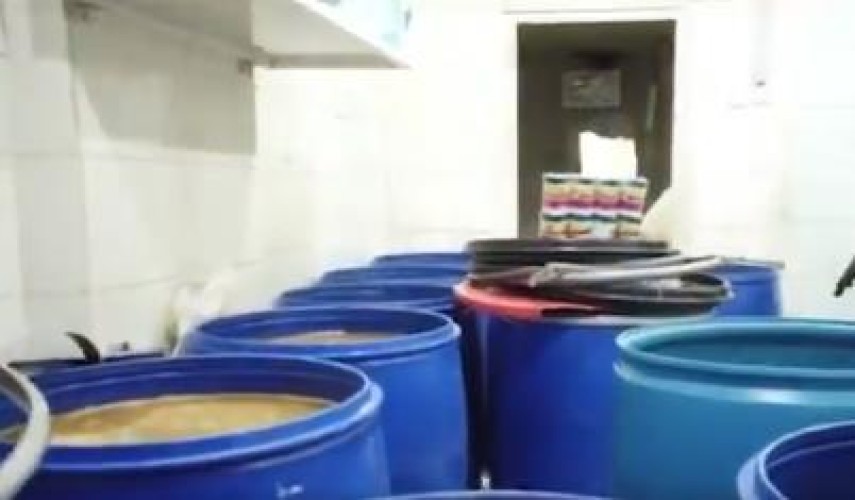 الفرق الرقابية بأمانة المدينة تضبط موقع مخالف لتصنيع مشروب السوبيا باستخدام مواد منتهية الصلاحية