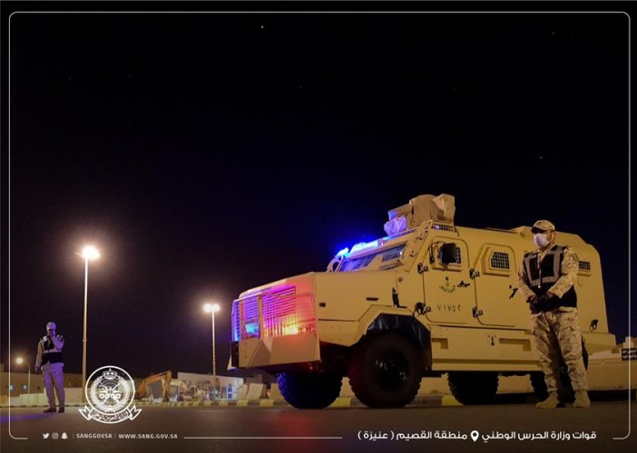 صور.. “الحرس الوطني” ينتشر في شوارع عنيزة.. ويوجه رسالة للأهالي