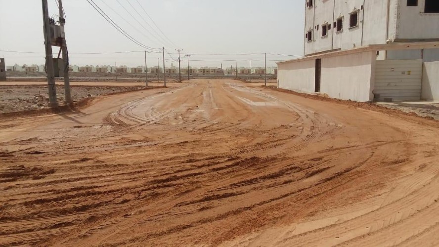 بلدية محافظة تيماء تنفذ مشاريع سفلتة بحي الرحمانية