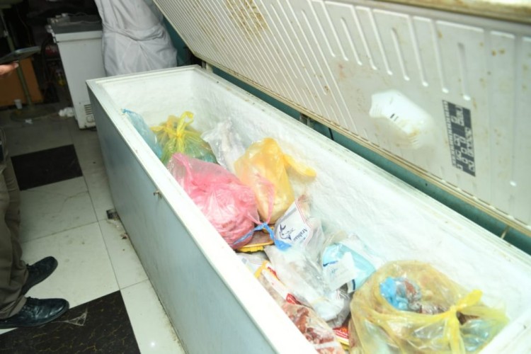 أمانة الشرقية تتلف 11 طن مواد غذائية فاسدة ولحوم وخضروات من مستودع مخالف تستخدمه عمالة وافدة