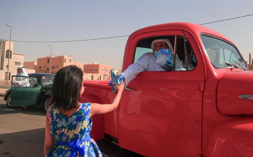 أمارة القصيم : تحتفل بحافلات وسيارات تراثية و100 ألف عيدية للأطفال- فيديو