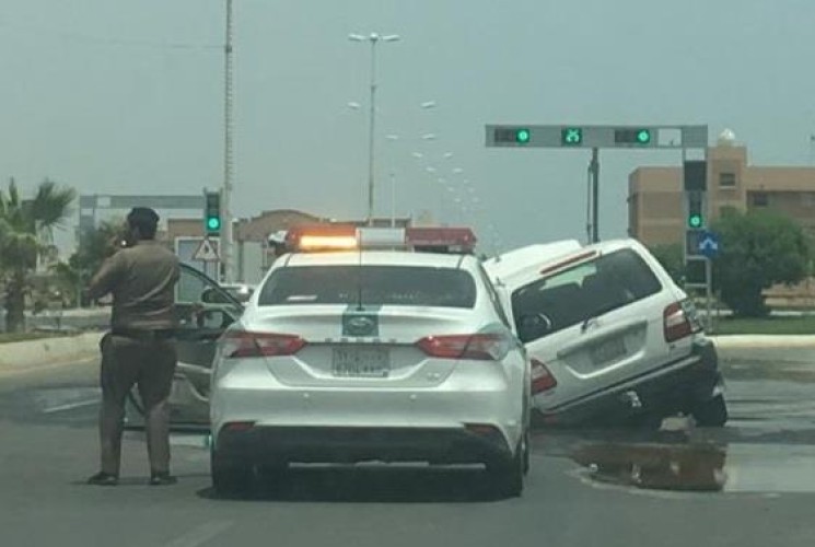 بيان من أمانة جازان بشأن الصور المتداولة لسقوط مركبات في حفرة على أحد الطرق