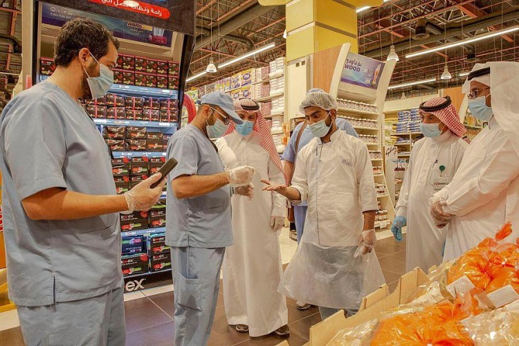 منها خلع الساعة والخاتم.. إرشادات صحية للعاملين في المنشآت الغذائية بالمدينة للوقاية من “كورونا”