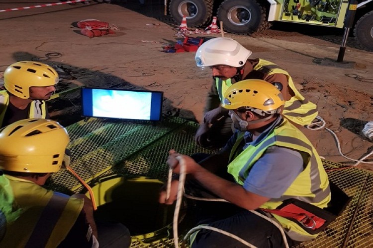 الدفاع المدني ينتشل مواطن من بئر بعمق 15م في مزرعة مهجورة بالنبهانية