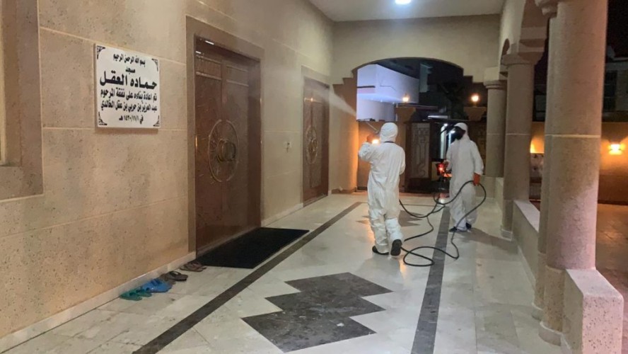 بلدية القطيف تعقم مداخل وساحات الجوامع والمساجد استعداداً لاستقبال المصلين