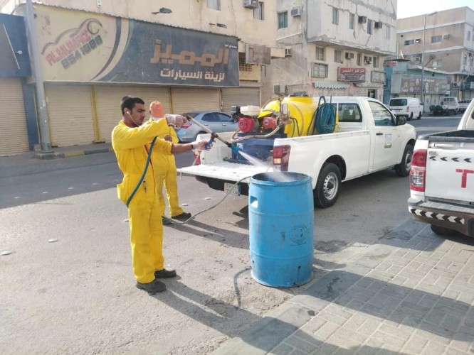 بلدية القطيف تعقم وتطهر أسواق النفع العام أثناء فترة منع التجول الكلي
