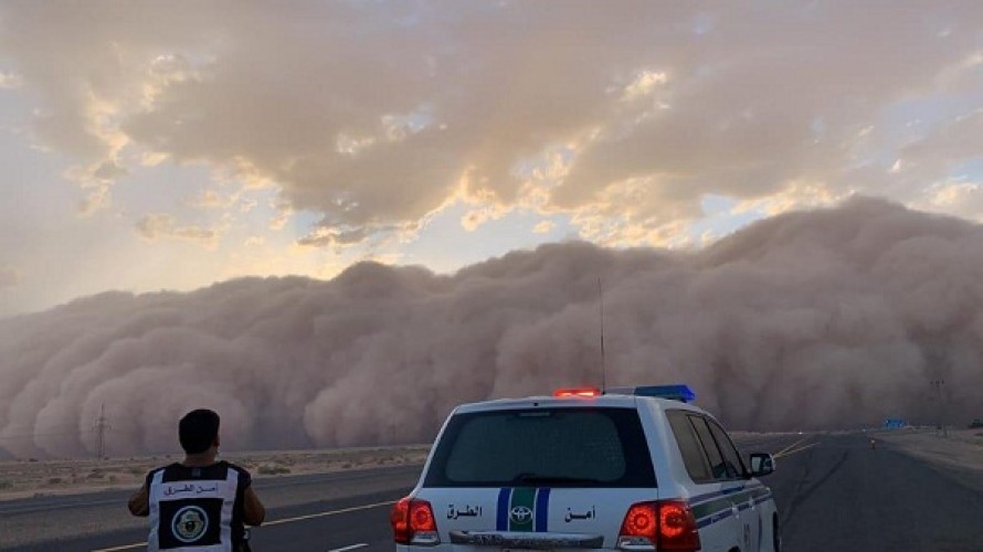 وكأنها سلسلة من الجبال .. شاهد: طبرجل تشهد عاصفة رملية مهيبة