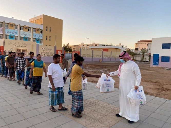 من خلال مبادرتها(يداً بيدا)غرفة صناعة تبوك توزيع 2000 وجبة صائم