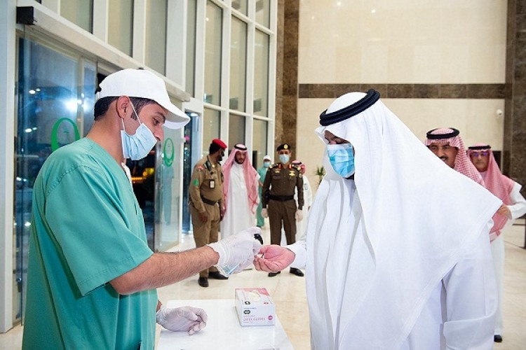 سمو الأمير محمد بن عبدالرحمن يزور مركز القيادة والتحكم بأمانة الرياض