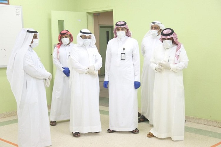 بتوجيه من سمو أمير عسير .. الحياني يتفقد اسكان العمال ببحر ابو سكينة