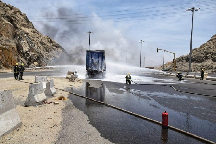 الدفاع المدني بمكة تسيطر على حريق شب بحاوية لنقل مواد كيميائية