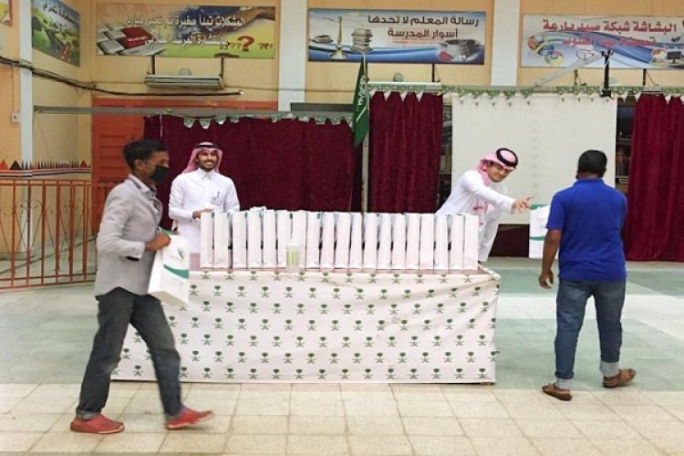 بمشاركة جمعية رفق .. اللجنة الشبابية بمحايل عسير تبادر بتكريم عمال النظافة