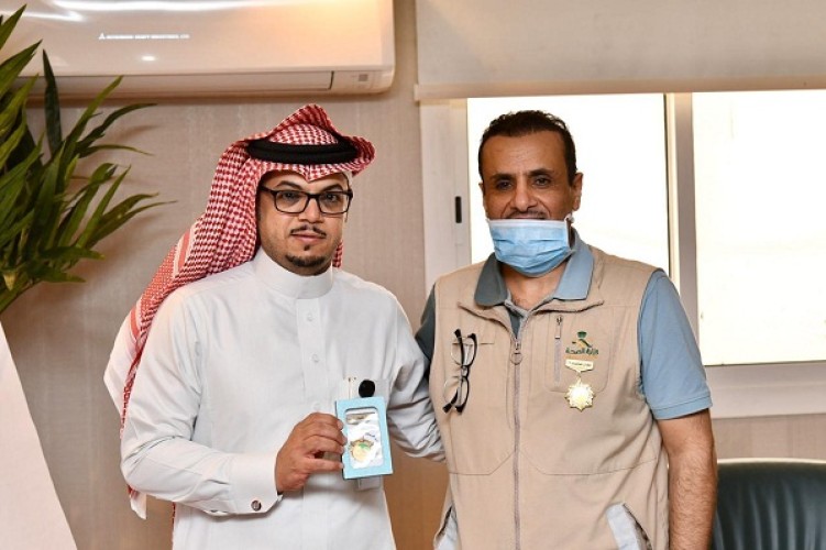مدير صحة جدة يكرم طبيب قام بإيصال الدواء لمريض مقعد