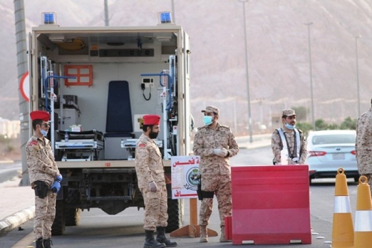بالصور .. مركز الرعاية الصحية الأولية للحرس الوطني بحائل يشارك بنقطة فحص سالكي طريق (حائل – عقدة)
