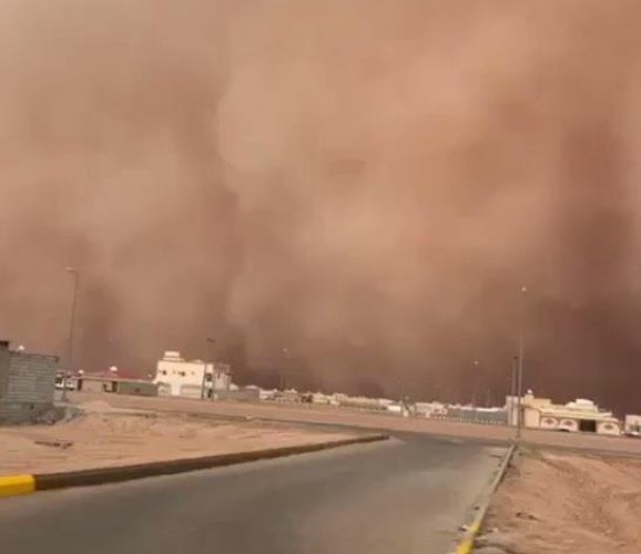 على مساحة واسعة ومرتفعة في السماء .. بالفيديو: موجة غبار وأتربة ضخمة تضرب حفر الباطن