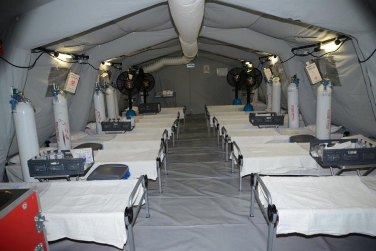 بالصور .. وزارة الدفاع تنشئ مستشفيين متنقليين بالقرب من الأحياء المعزولة في مكة