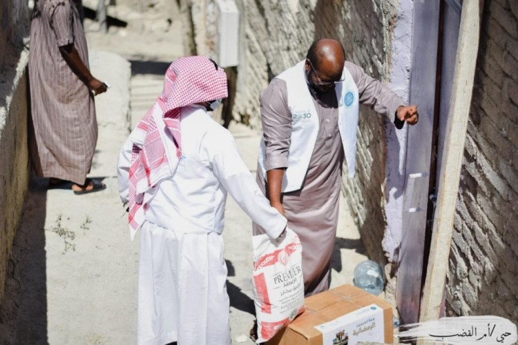 جمعية إكرام عابري السبيل توزع (5000) سلة غذائية في مكة والمدينة