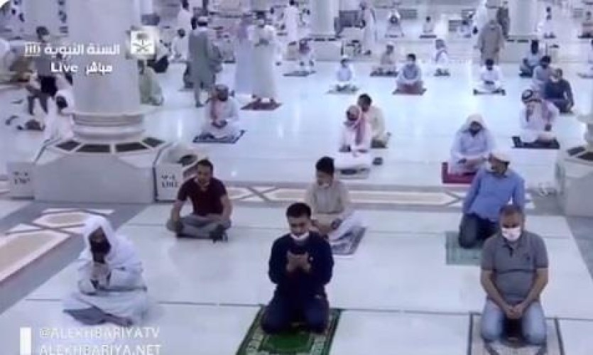 فيديو.. الشيخ “الحذيفي” يهنئ المصلين ويلقي كلمة بعد أداء صلاة الفجر بالمسجد النبوي