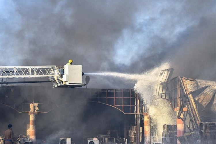 الدفاع المدني بتبوك يسيطر على حريق إندلع في عدد من المحلات التجارية بالسوق الدولي