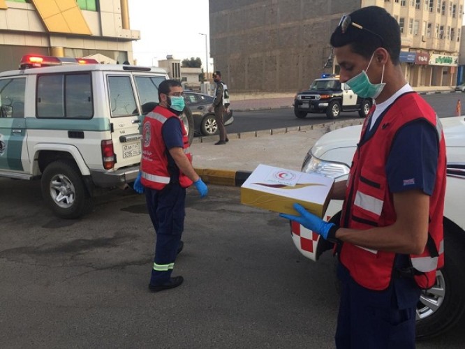 منسوبو ومتطوعو الهلال الأحمر بالجوف يوزعون وجبات افطار على رجال الأمن
