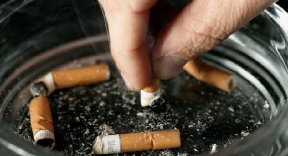 لماذا المدخنون هم أكثر عرضة للإصابة بـ”كورونا” من غيرهم؟ (فيديو)