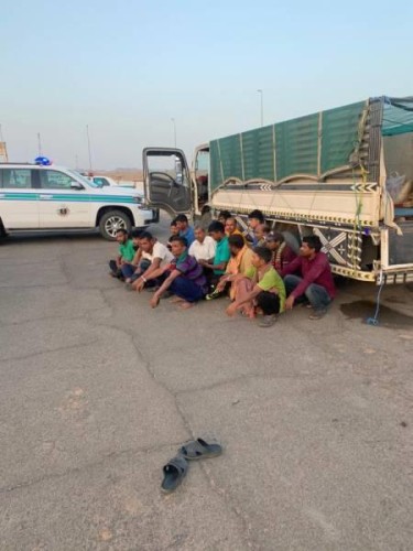 أمن الطرق بالشقران تُحبط عملية تهريب عدد من العمالة المخالفة داخل شاحنة دينا .. والكشف عن جنسياتهم!