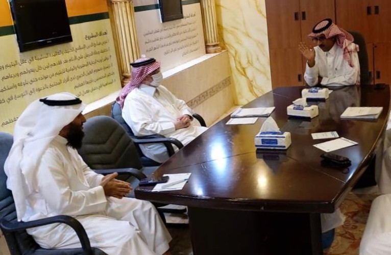 المتحمي محافظ بقيق يطلع على ماتقدمه جمعية البر من أعمال خيرية