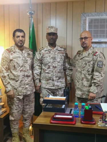 قائد لواء الملك عبدالعزيز الألي،،يكرم ركن الاسناد الاداري لكتيبه للاف(22)المقدم( سلمان بن فحمان الرويلي) نظير ما قدمه في مهمته بالحد الجنوبي