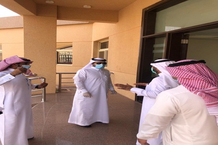 معالي نائب وزير البيئة يزور محجر مطار الملك خالد الدولي ويشيد بجهود العاملين فيه