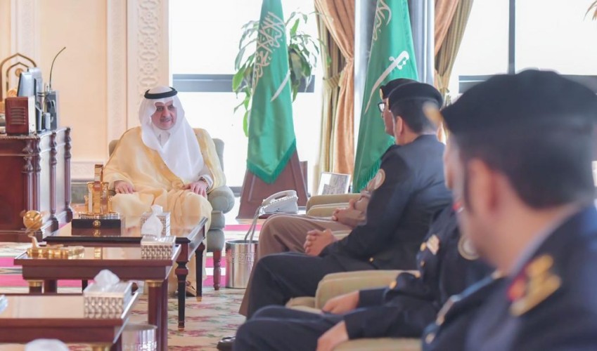 أمير تبوك يستقبل قائد القوات الخاصة للأمن والحماية