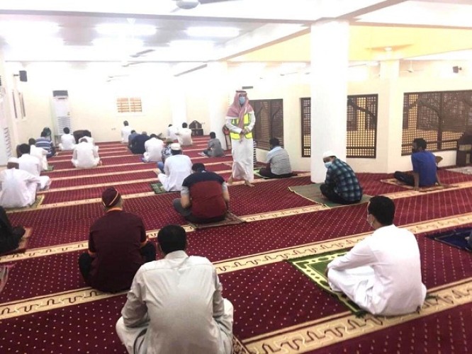 تطوعي تعليم تبوك يشارك في تنفيذ الاحترازات الوقائية لصلاة الجمعة